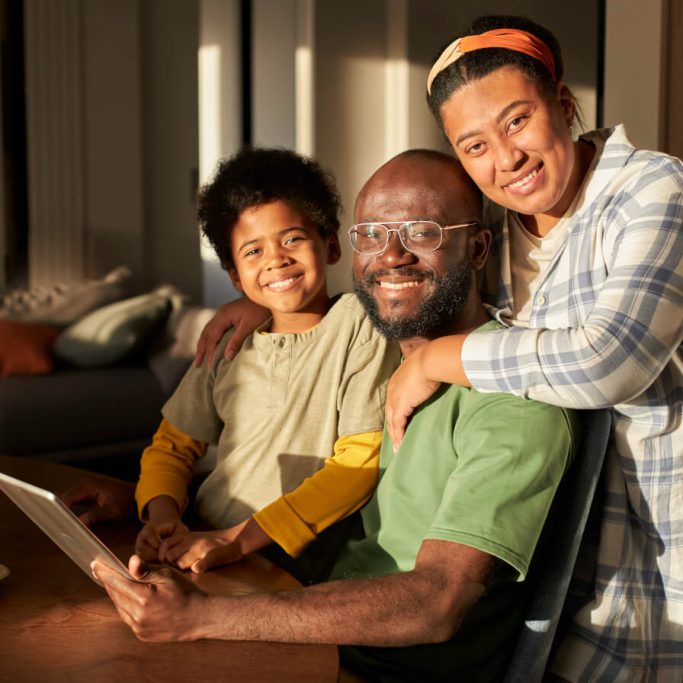 medium-shot-smiley-family-with-tablet medium-shot-smiley-family-with-tablet